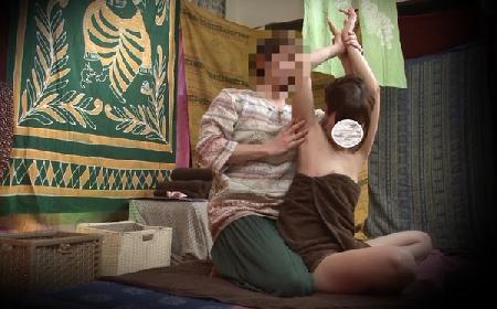 [Limited Sale (2)] A married woman is seduced by a dishonest masseuse on a fixed camera [Secret]